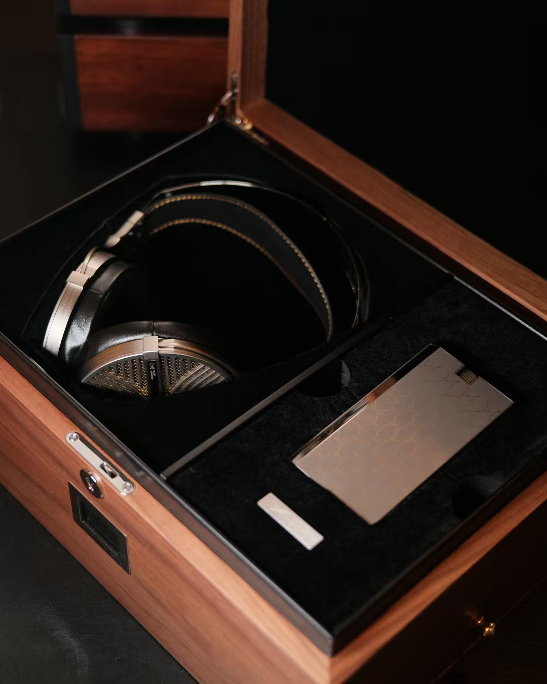 Melodic Artification Infinitum headphones and amplifier in wooden case